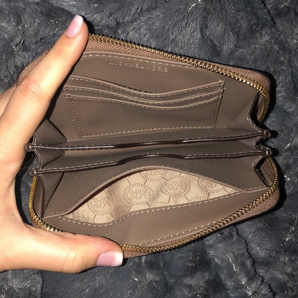 Michael Kors - Signature Jet Set Medium Wristlet - Picture 3 of 6